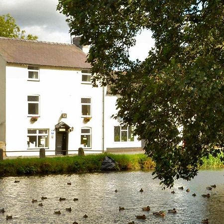 Fitzwarine House Whittington Hotel Bagian luar foto