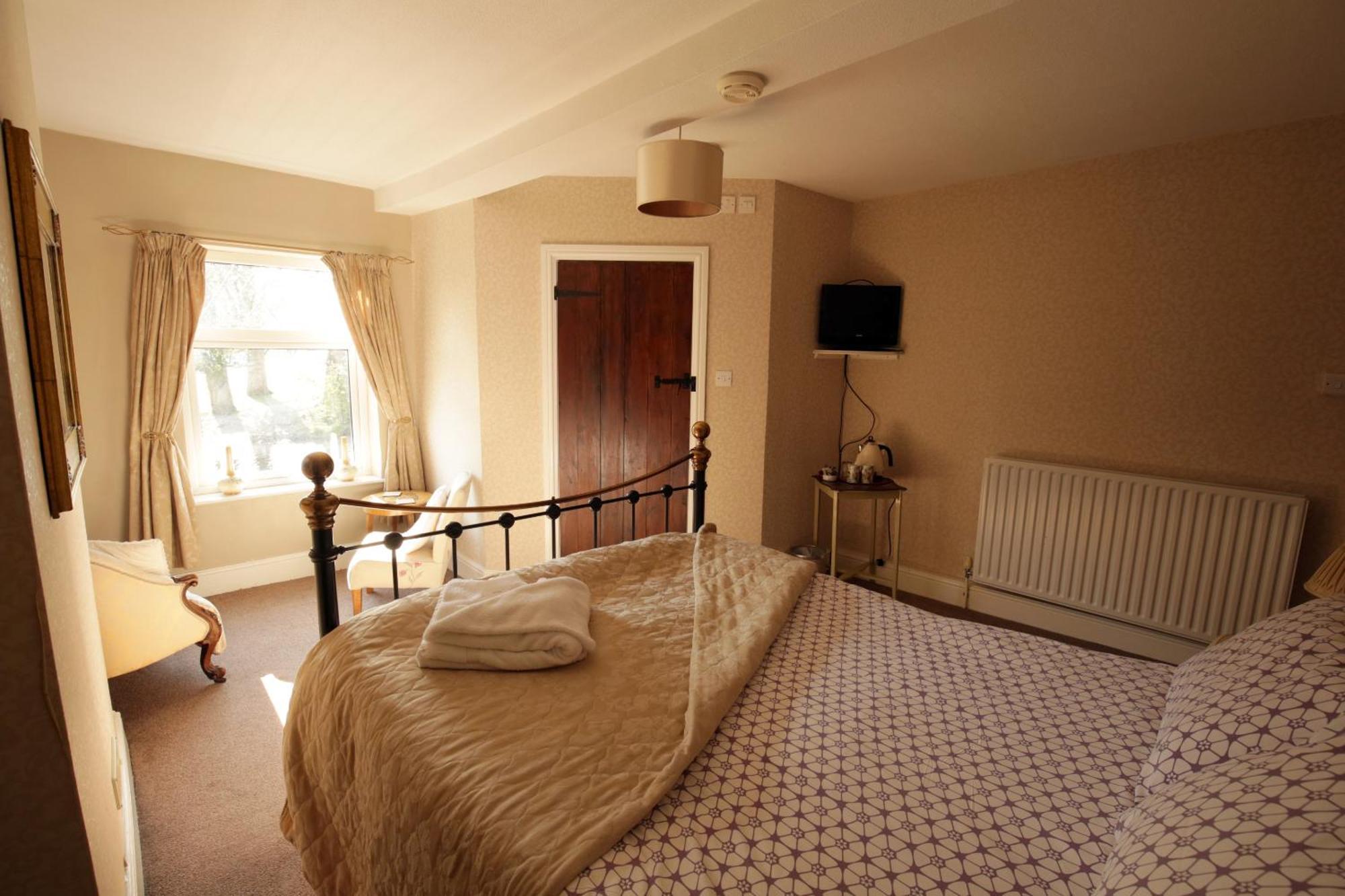 Fitzwarine House Whittington Hotel Bagian luar foto